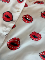 RED KISS LIP BUTTON TOP